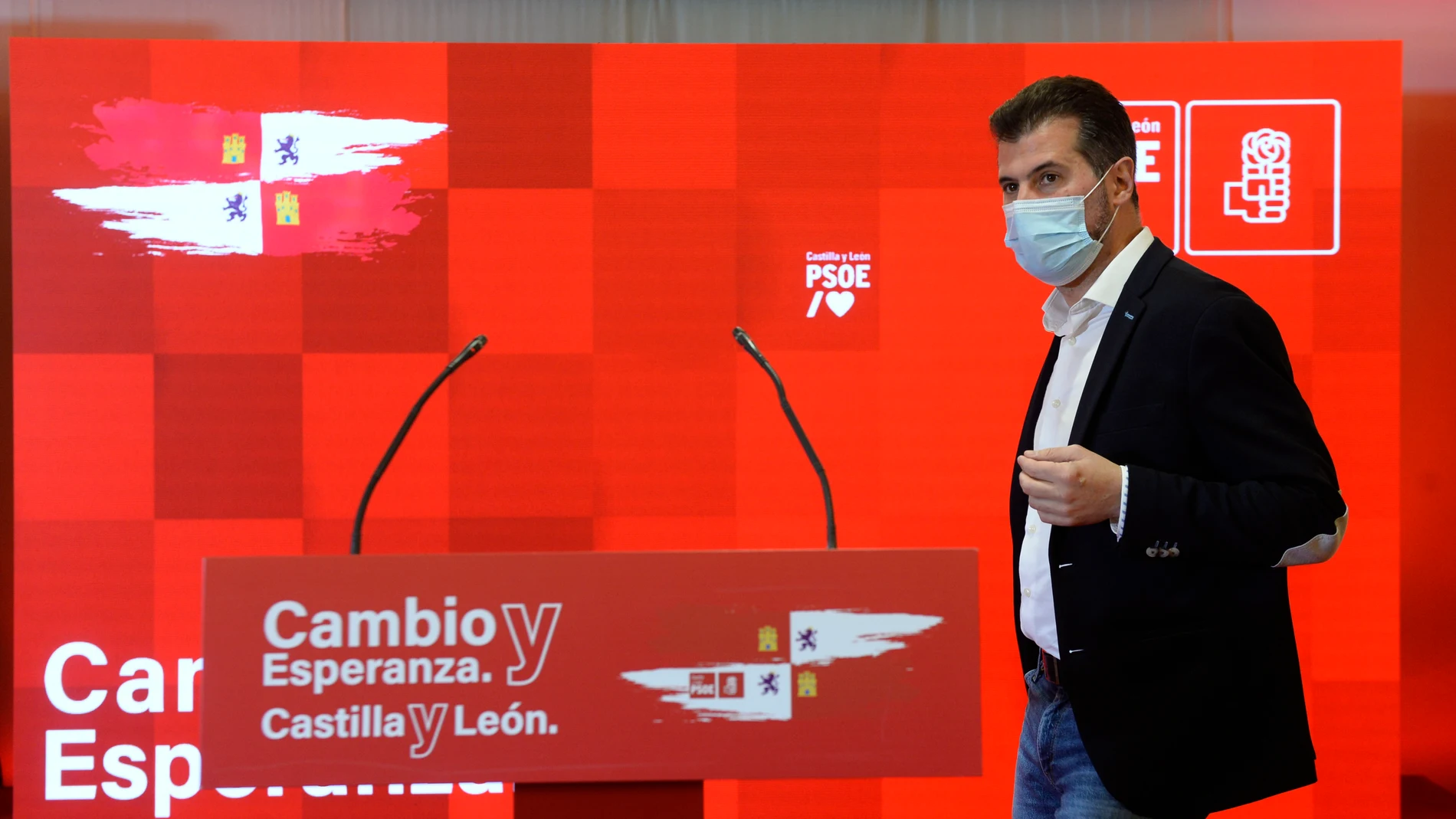 El candidato del PSOE a la Presidencia de la Junta, Luis Tudanca, a su llegada para valorar los resultados electorales el 13-F