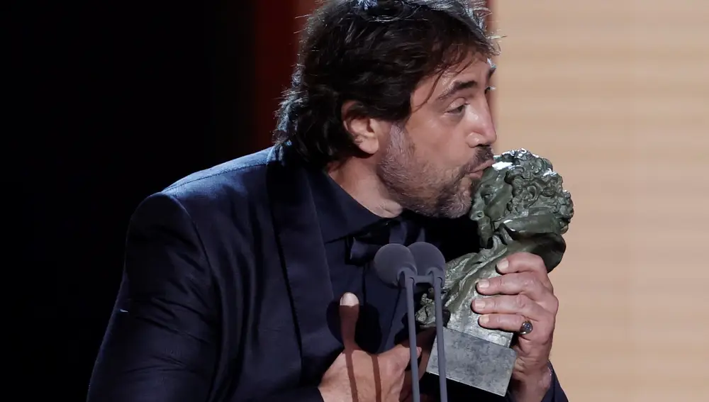 El actor Javier Bardem recibe el Goya a Mejor Actor Protagonista, por su trabajo en &quot;El buen patrón&quot;, durante la gala de la 36 edición de los Premios Goya que tiene lugar este sábado en el Palau de les Arts de Valencia