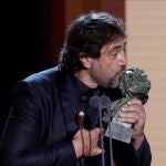 El actor Javier Bardem recibe el Goya a Mejor Actor Protagonista, por su trabajo en "El buen patrón", durante la gala de la 36 edición de los Premios Goya que tiene lugar este sábado en el Palau de les Arts de Valencia