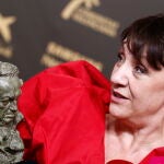 Blanca Portillo posa con su premio Goya a mejor actriz protagonista en el photocall de la 36ª gala de los Premios Goya, en el Palau de les Arts de Valencia