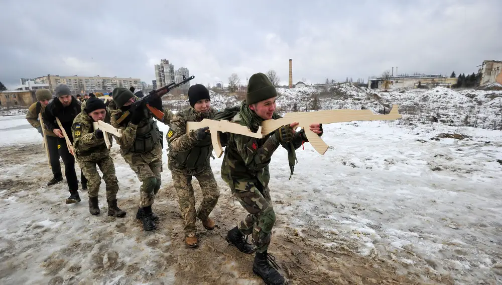 Ucranianos en un entrenamiento militar para civiles