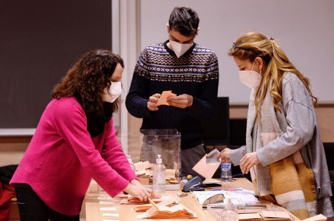 Miembros de la mesa de un colegio electoral realizan el recuento de votos tras las elecciones celebradas en Castilla y León