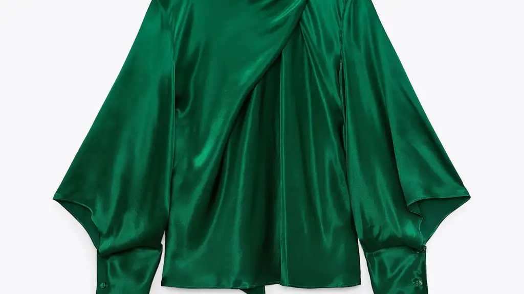 Blusa lazo satén en verde, de Zara