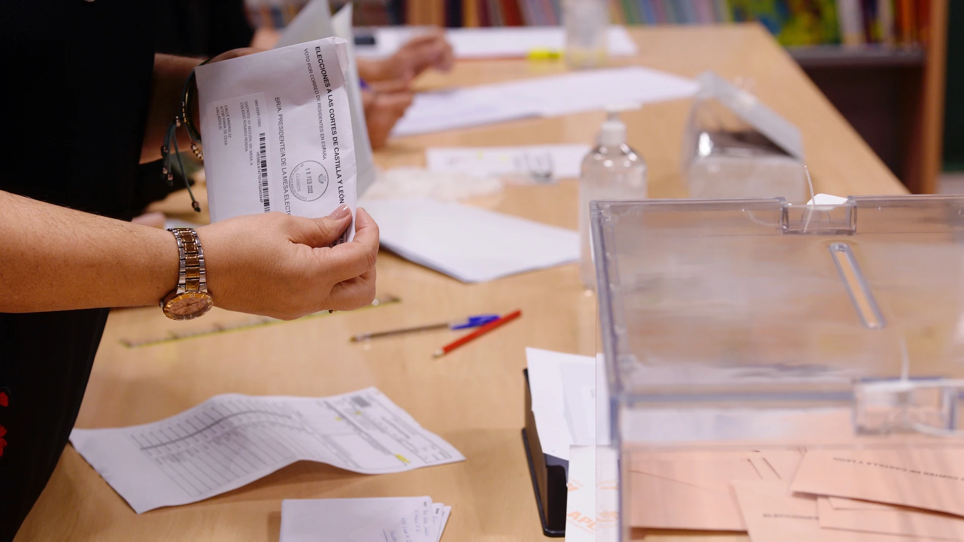 Miembros de la mesa de un colegio electoral realizan el recuento de votos tras las elecciones celebradas ayer