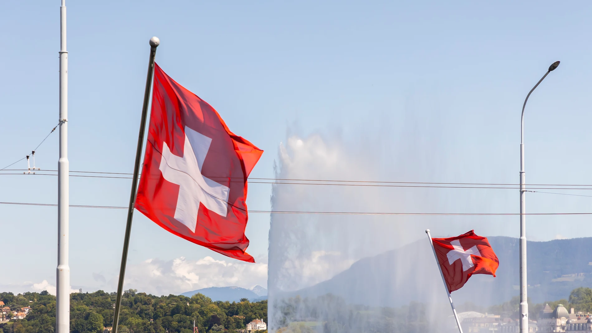 La bandera de Suiza ondea en un nuevo día de referéndum