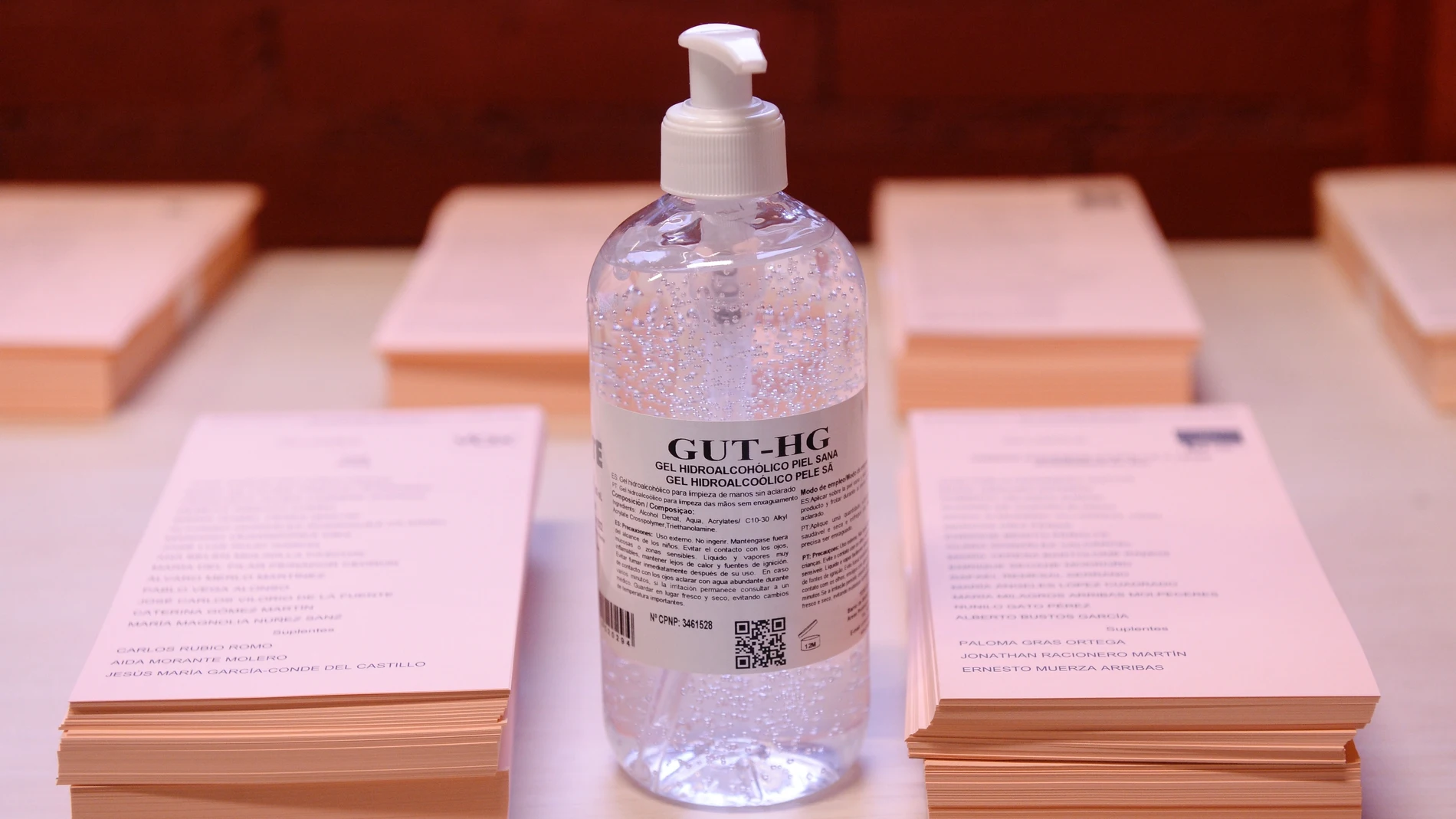 Detalle de un gel hidroalcohólico junto a las papeletas de votación en una mesa de un colegio electoral, durante la jornada de elecciones que se celebran en Castilla y León