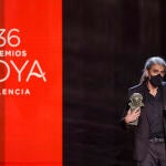 El director Fernando León de Aranoa recoge el Goya en la 36ª gala de los Premios Goya, en el Palau de les Arts de Valencia