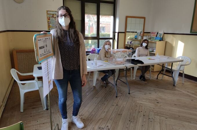 Sara peña Moradillo, la joven de 34 años que ha tenido que venir de Alemania a Peñafiel (Valladolid) para estar en una mesa electoral