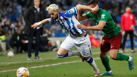 Adnan Januzaj con la Real Sociedad.-EFE/Juan Herrero