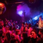 En la imagen, un club nocturno en Ámsterdam que reabrió este fin de semana en protesta por las medidas covid impuestas con la llegada de Ómicron