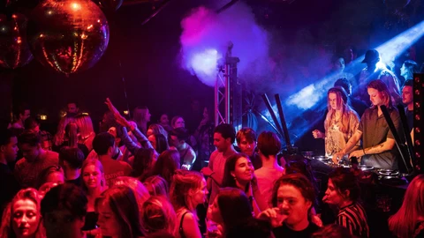 En la imagen, un club nocturno en Ámsterdam que reabrió este fin de semana en protesta por las medidas covid impuestas con la llegada de Ómicron