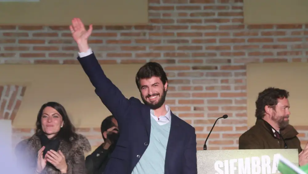 Juan García-Gallardo saluda a los suyos tras conocer los resultados