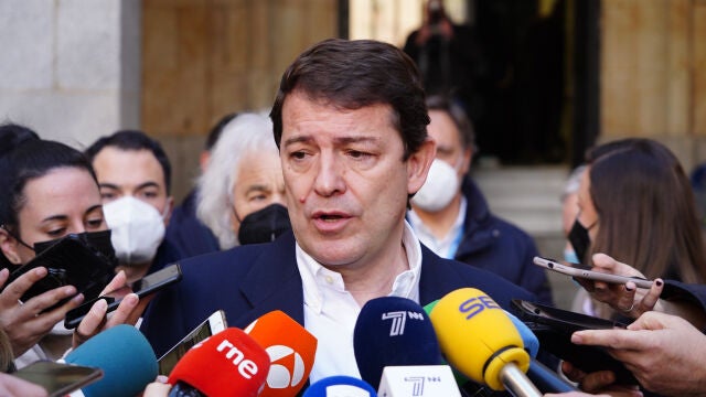 Fernández Mañueco atiende a los medios