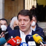 Fernández Mañueco atiende a los medios