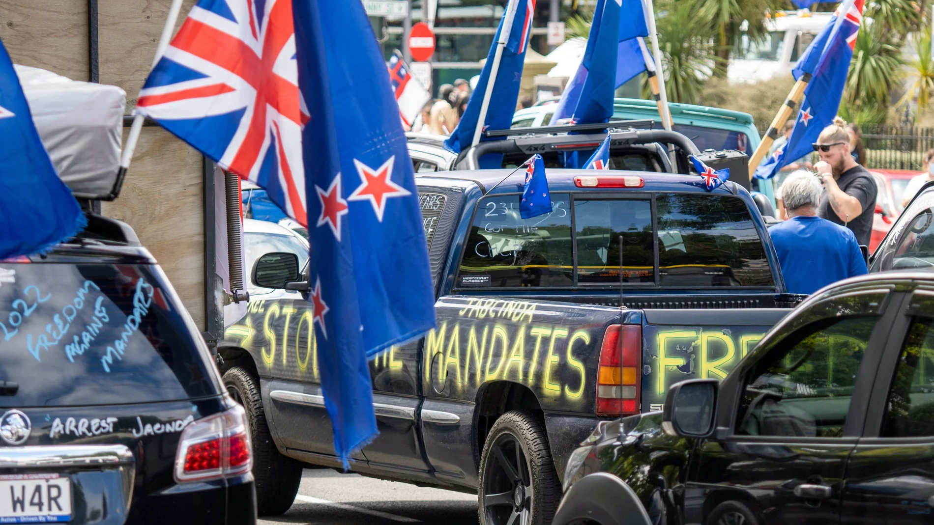 Coches y camiones participan en un convoy para protestar contra los mandatos de la vacuna COVID-19 y las restricciones de la pandemia, en Wellington