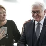 El reelegido presidente alemán Frank-Walter Steinmeier es felicitado por su esposa Elke Buedenbender , a la izquierda, durante la Asamblea Federal alemana que se reunió para elegir al presidente del país en Berlín, Alemania