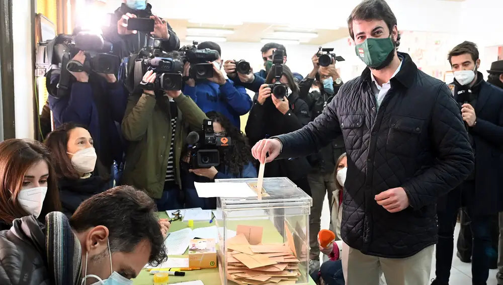 El candidato a la presidencia de la Junta de Castilla y León de Vox, Juan García-Gallardo, vota en Burgos