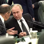 El presidente ruso Vladimir Putin, y su ministro de Exteriores Sergei Lavrov