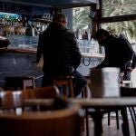 Dos hombres consumen en la barra de un bar de San Sebastián, donde desde este lunes el Gobierno Vasco ha relajado las restricciones impuestas por la pandemia.