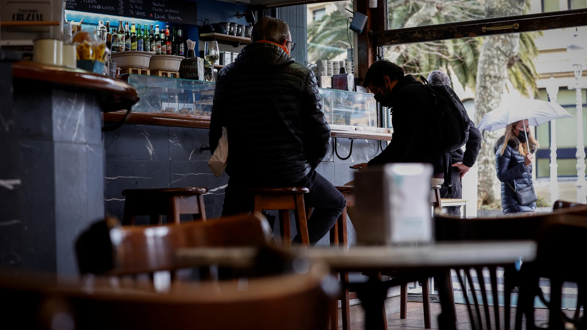 Dos hombres consumen en la barra de un bar de San Sebastián, donde desde este lunes el Gobierno Vasco ha relajado las restricciones impuestas por la pandemia.