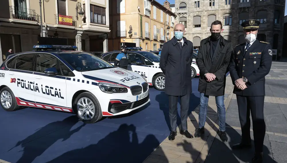 El alcalde de León, José Antonio Diez, presenta los nuevos vehículos de la Policía Local