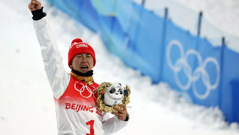 El medallista de oro Xu Mengtao, celebra su victoria con Bing Dwen Dwen