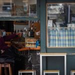 Dos hombres consumen en la barra de un bar de San Sebastián (País Vasco)