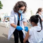 Vacunación contra la COVID-19 en un colegio de Canarias