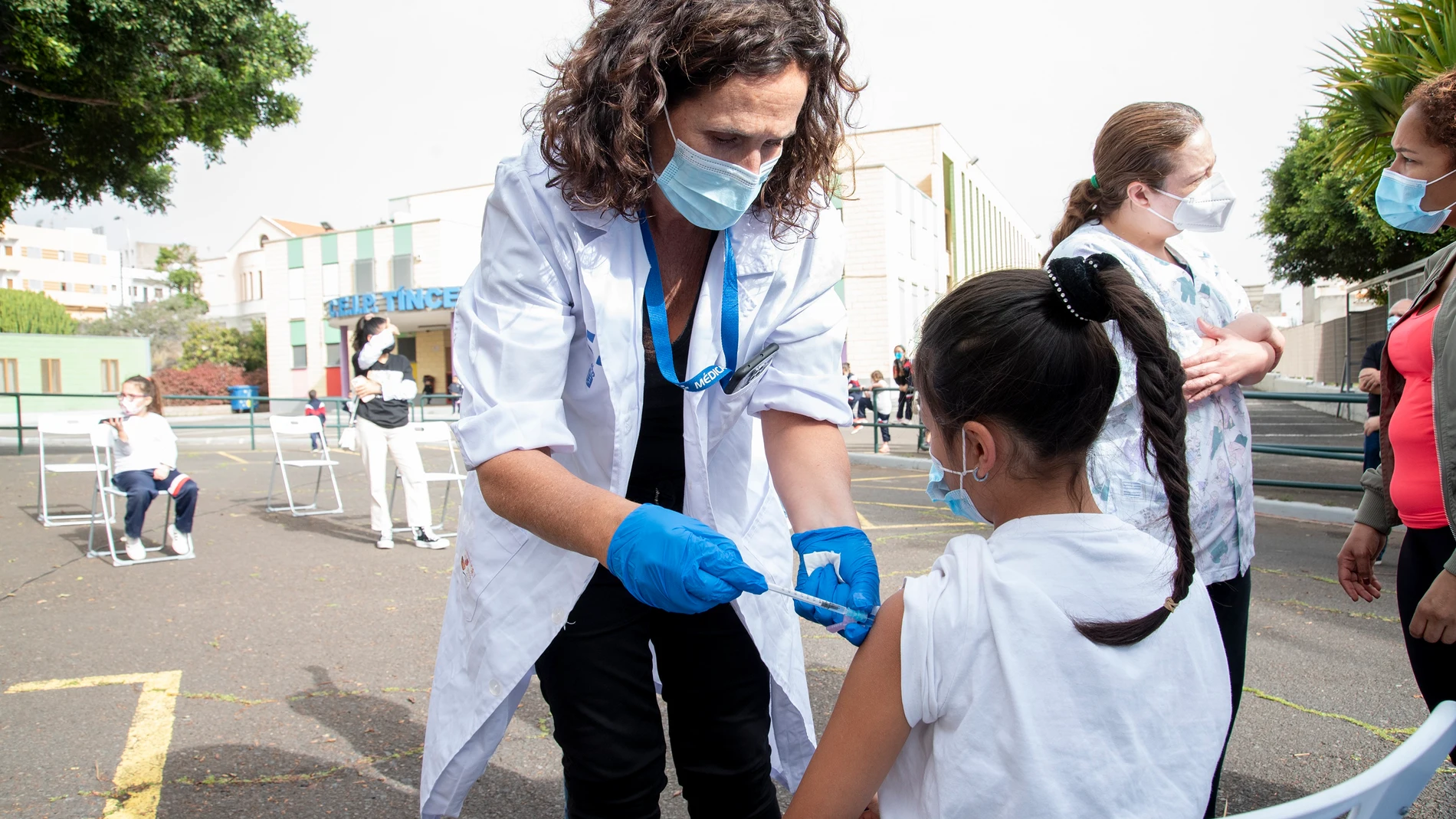 Vacunación contra la COVID-19 en un colegio de Canarias