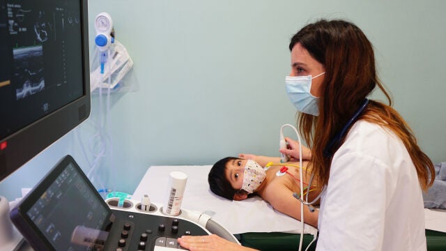 Un paciente oncológico se somete a una revisión en la unidad de cardio-oncología del Hospital Sant Joan de Déu para evaluar su salud cardiovascular