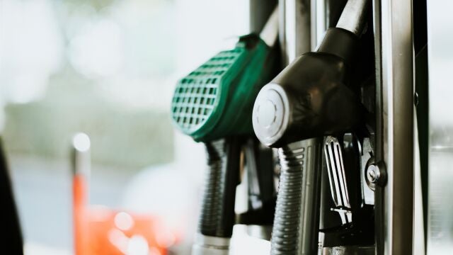 Imagen de archivo de un surtidor de gasolina | Fuente: RawPixel / Chanikarn Thongsu