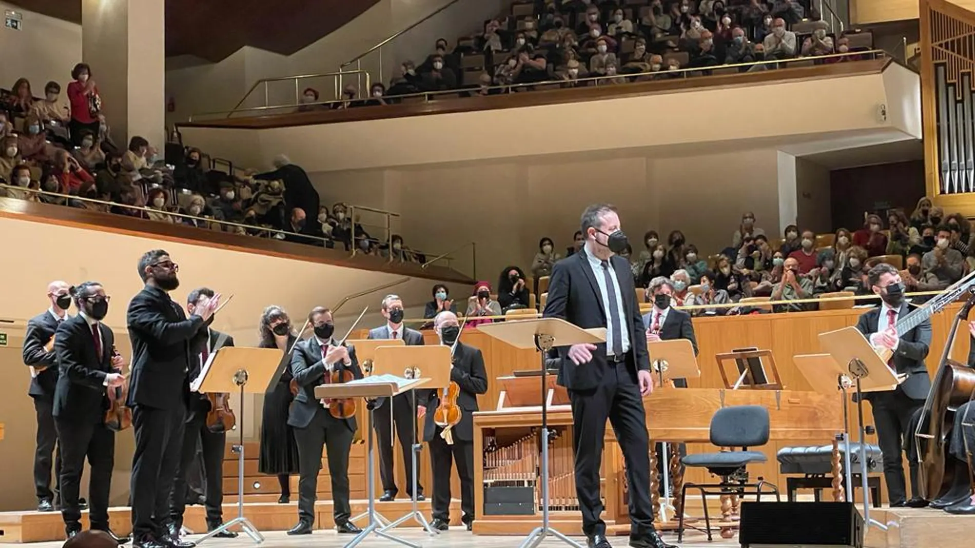 Carlos Mena (en el centro) interpretó dos cantatas