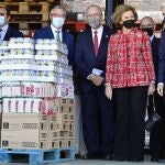 La Reina doña Sofía junto al presidente de Bancosol, Diego Vázquez (d); el alcalde de Málaga, Francisco de la Torre (3i), y el presidente de la Diputación, Francisco Salado