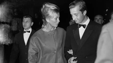 El principe Alberto ( futuro rey Alberto II de Belgica ) y su esposa la princesa Paola Ruffo The prince Albert de Liège, future king of Belgians Albert II and his wife the princess Paola. 1962-1963.