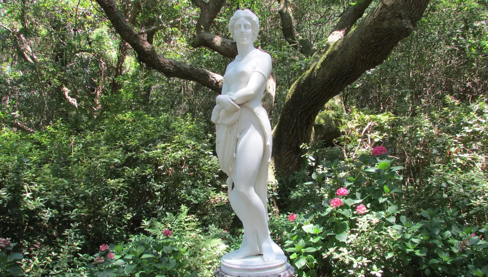 Escultura de mármol de Virginia Dare realizada por Maria Louisa Lander en los jardines isabelinos en Manteo, en la isla de Roanoke, Carolina del Norte.