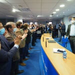 El presidente del PP en funciones de la Junta de Castilla y León, Alfonso Fernández Mañueco, saluda en la clausura de la Junta Directiva Autonómica del Partido Popular