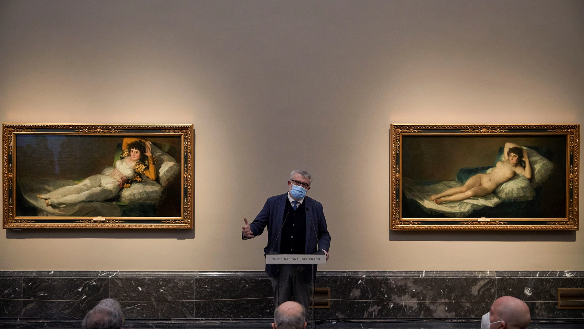El director del Museo del Prado, Miguel Falomir, entre "Las Majas", de Goya