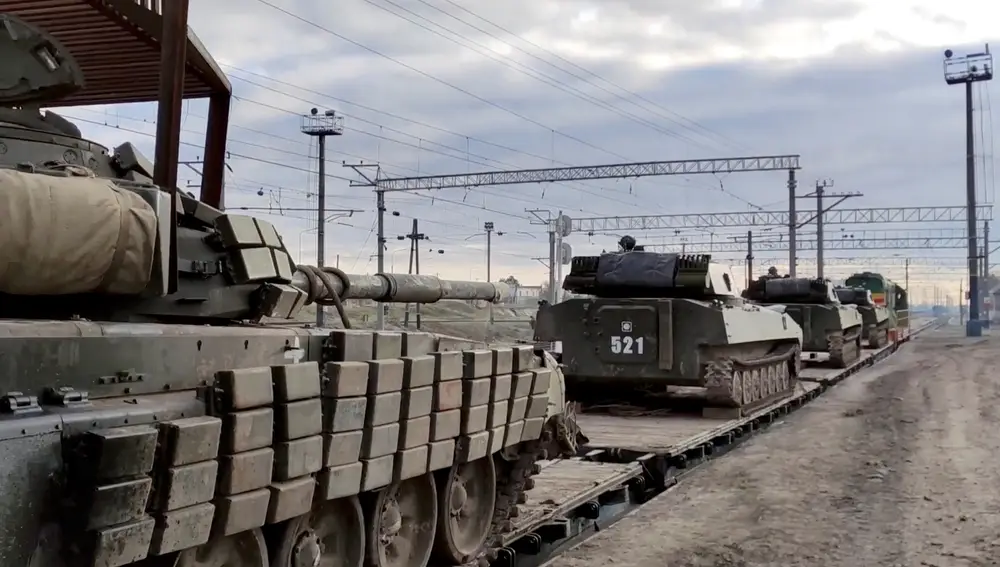 Vehículos blindados de combate rusos cargados en los vagones de mercancías en Bakhchysarai, Crimea, el 15 de febrero