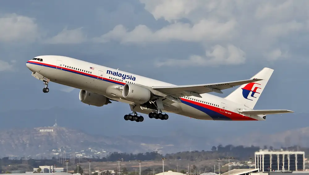 El 9M-MRO Boeing 777 Malaysia Airlines despegando del Aeropuerto Internacional de Los Ángeles