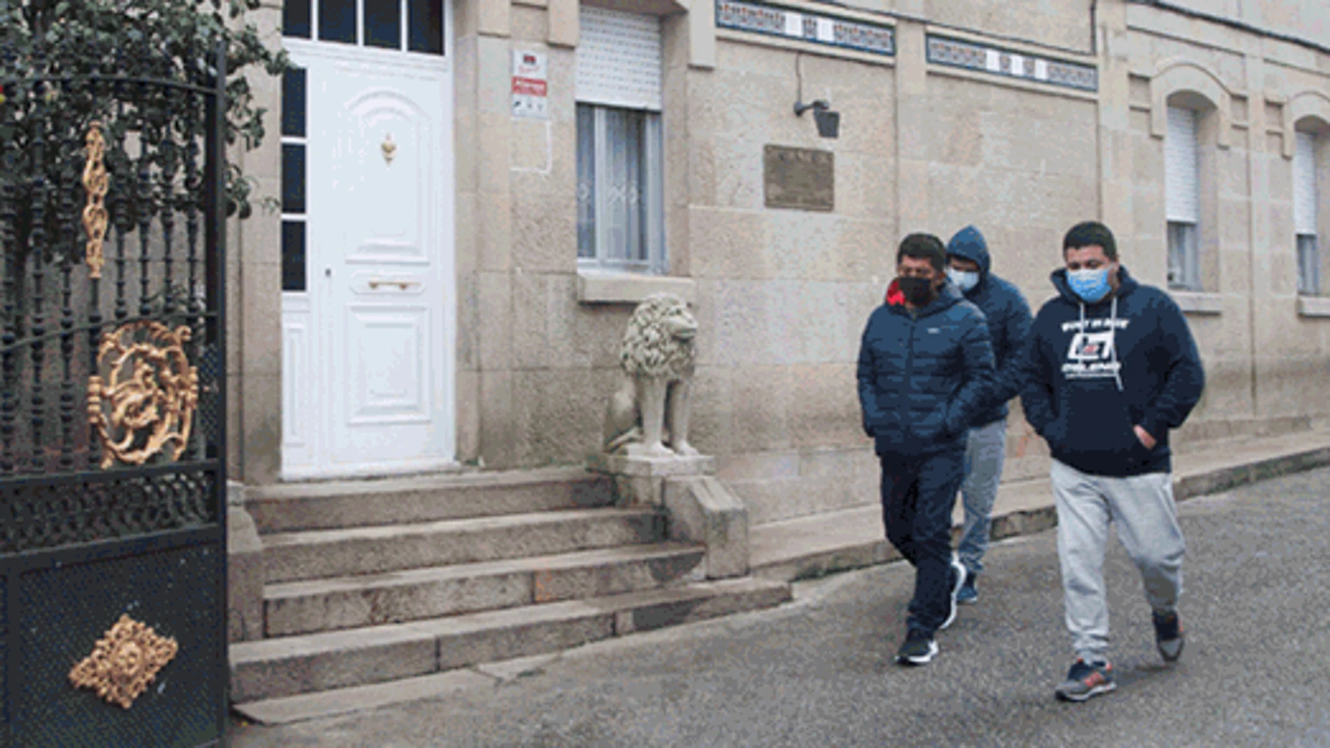 Compañeros y familiares de los pescadores en Marín.Pertenecen a una de las compañías fundadoras de la Cooperativa de Armadores de Vigo y tiene más de 65 años de vida.