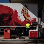 Un camionero reposta combustible