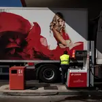 Un camionero reposta combustible
