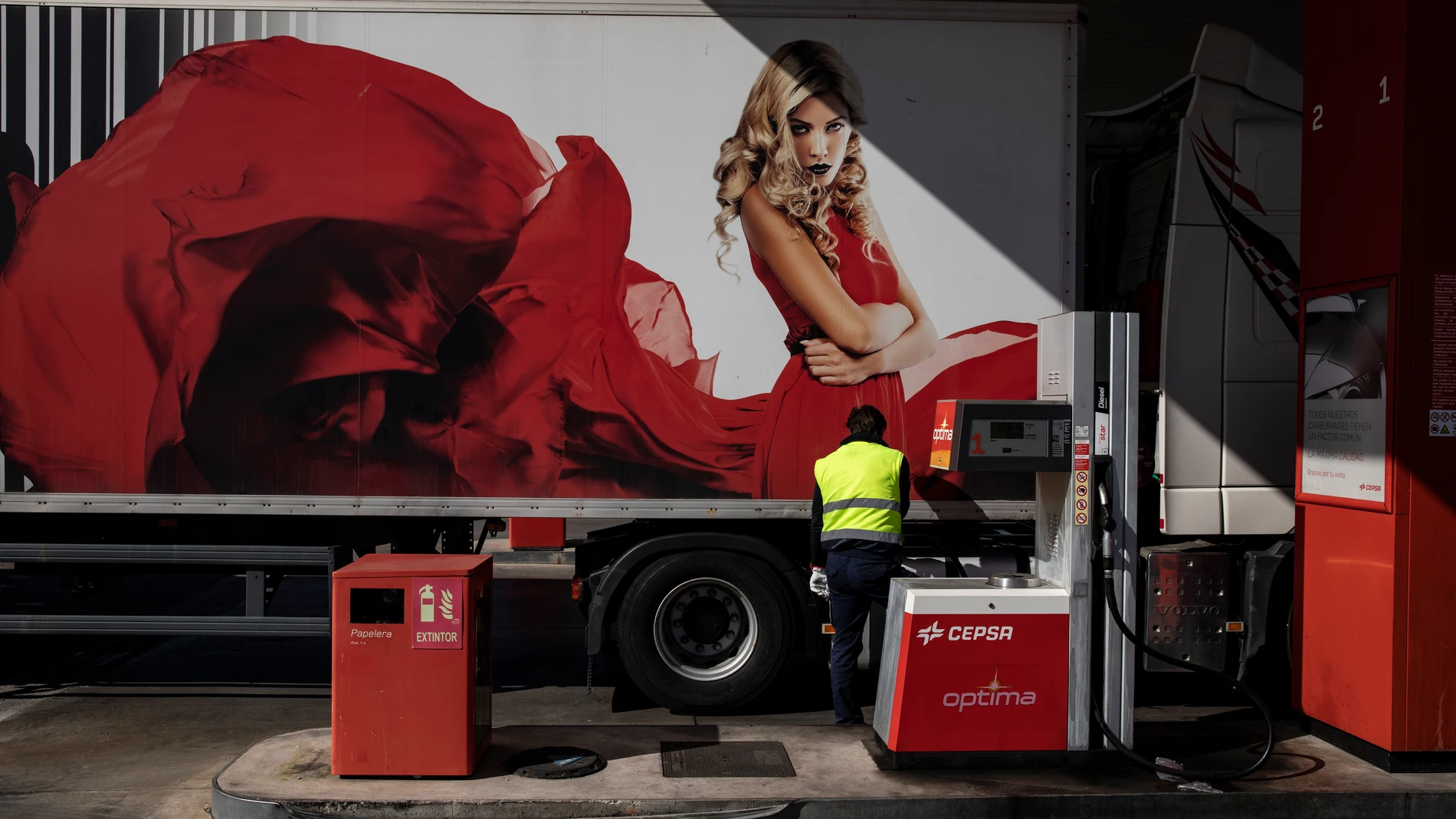 Un camionero reposta combustible