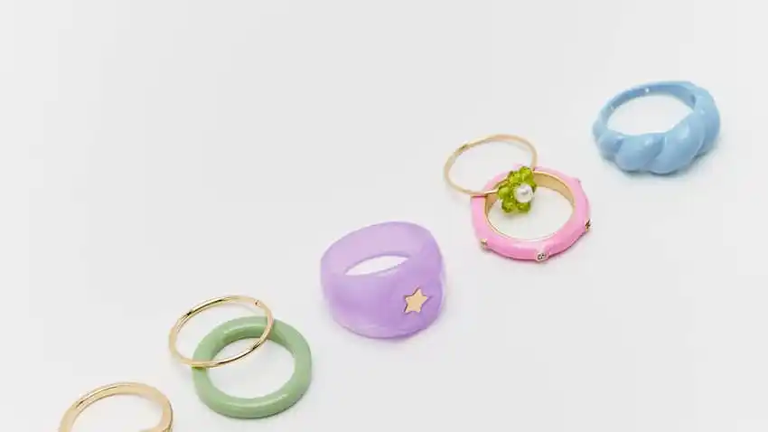 Pack de 7 anillos de resina en varios colores, de Pull & Bear