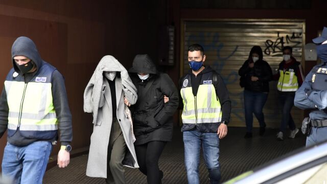 Dos de los detenidos en la operación, custodiados por los agentes