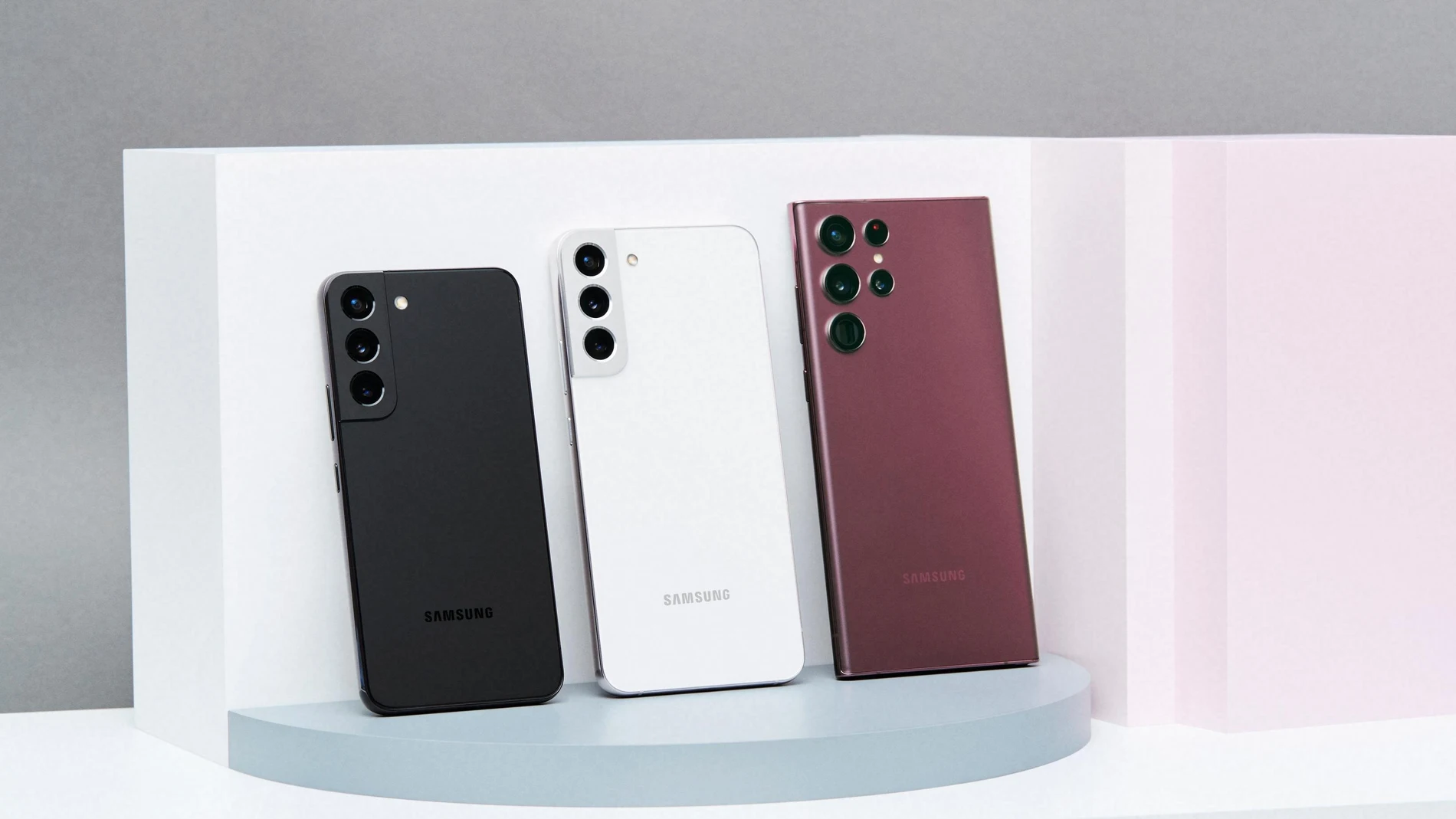 El Samsung Galaxy S22 no es rival para el iPhone 13, según PCMag.
