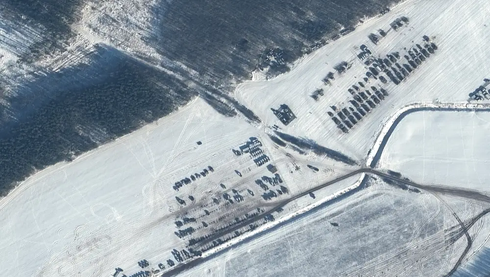 Esta imagen satelital del 4 de febrero de 2022 proporcionada por Maxar Technologies muestra las tropas rusas y el equipo en Rechitsa, Bielorrusia, al norte de la frontera con Ucrania.