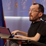 MADRID, 15/02/2022.-El portavoz de Unidas Podemos en el Congreso, Pablo Echenique, ofrece una rueda de prensa después de la reunión de la Junta de Portavoces del Congreso de los Diputados en Madrid este martes. EFE/ J. J. Guillén