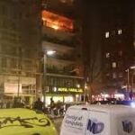 Aspecto de la fachada del hotel incendiado
