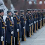 Soldados rusos de la Guardia de Honor en un acto para recibir a Angela Merkel en Moscú